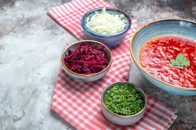 Vista frontale gustosa zuppa di barbabietola borsch ucraina all'interno del piatto su un tavolo bianco chiaro