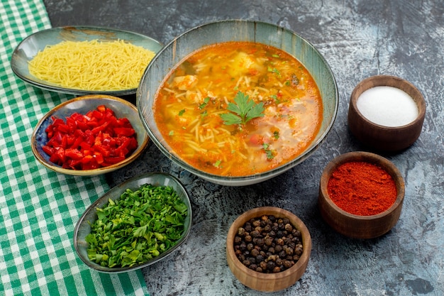 Vista frontale gustosa zuppa di vermicelli con condimenti su sfondo grigio chiaro cibo di patate piatto di pasta foto di salsa di pasta