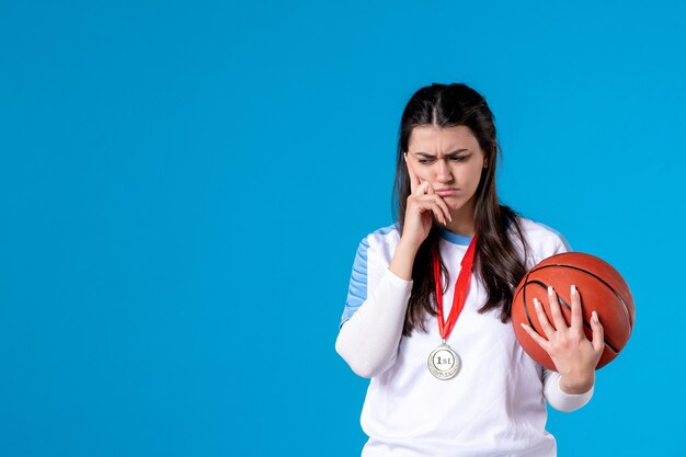 Vista frontale ha sottolineato la giovane pallacanestro femminile della holding