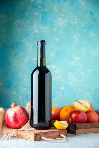 Vista frontale il vino del melograno sulla parete blu bere frutta alcol acida bar ristorante succo di colore vino