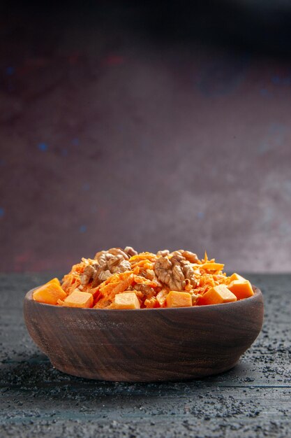Vista frontale insalata di carote fresche grattugiate con noci e aglio su scrivania scura dieta insalata colore noce salute