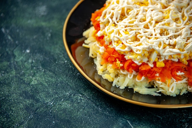 vista frontale insalata di mimosa con uova patate e pollo all'interno della piastra sulla superficie blu scuro compleanno cibo foto cucina cucina colore