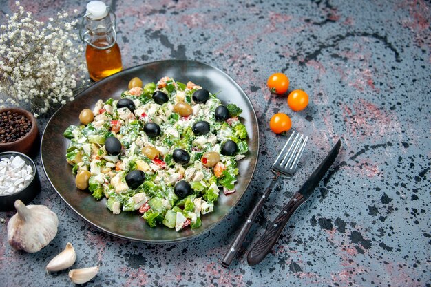 vista frontale insalata di verdure con maionese e olive all'interno della piastra sulla superficie blu colore salute dieta cena foto piatto pasto