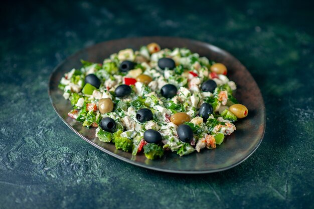 vista frontale insalata di verdure con maionese e olive sulla superficie blu scuro pasto colore vacanza salute piatto foto cena