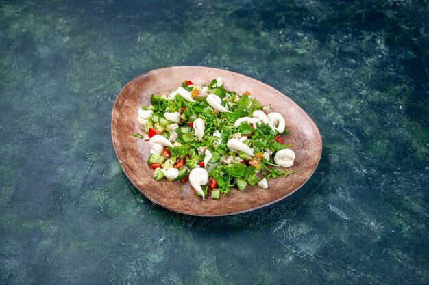 vista frontale insalata di verdure verdi all'interno di un piatto elegante su sfondo blu scuro