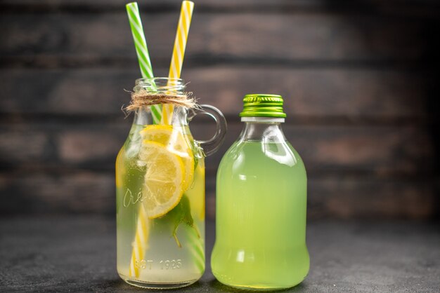 Vista frontale limonata fresca in bottiglia