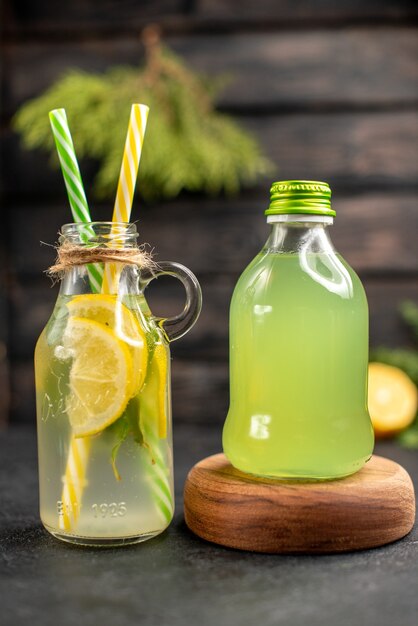 Vista frontale limonata fresca in bottiglia