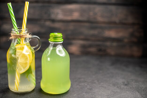 Vista frontale limonata fresca in bottiglia