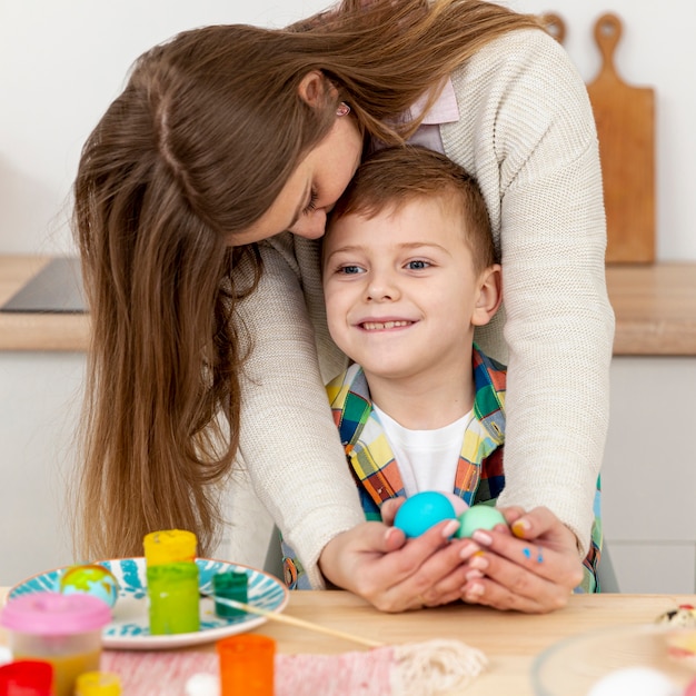 Vista frontale mamma che abbraccia suo figlio