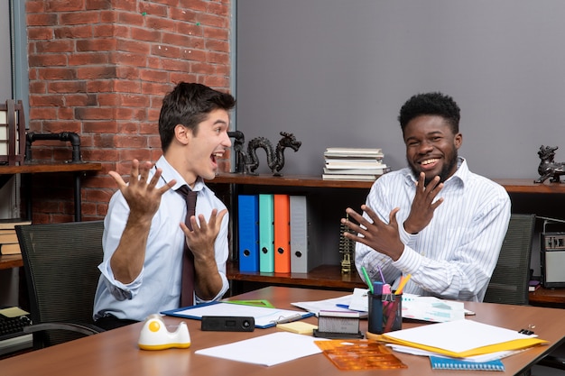 Vista frontale manager felici che lavorano insieme