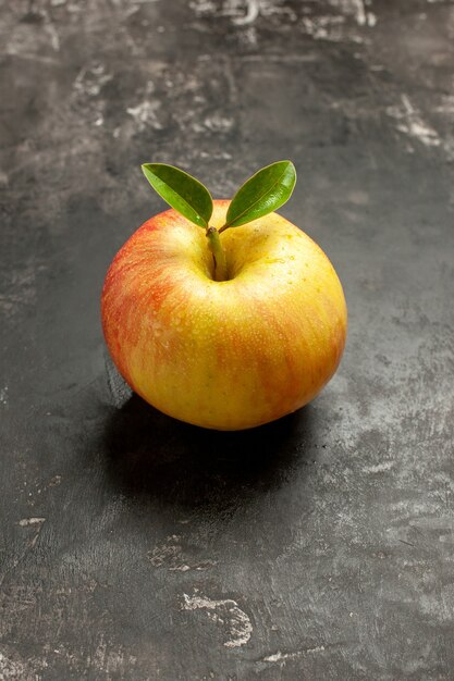 Vista frontale mela fresca sulla frutta scura matura vitamina albero succo dolce colore foto