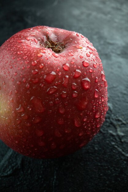 Vista frontale mela rossa fresca su sfondo grigio foto a colori di frutta