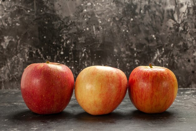Vista frontale mele fresche allineate su foto scura frutta matura vitamina albero colore morbido succo