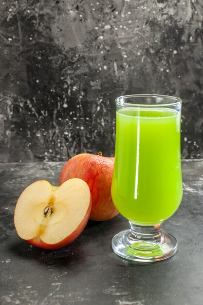 Vista frontale mele fresche con succo di mela verde su succo scuro foto frutta dolce albero di colore maturo