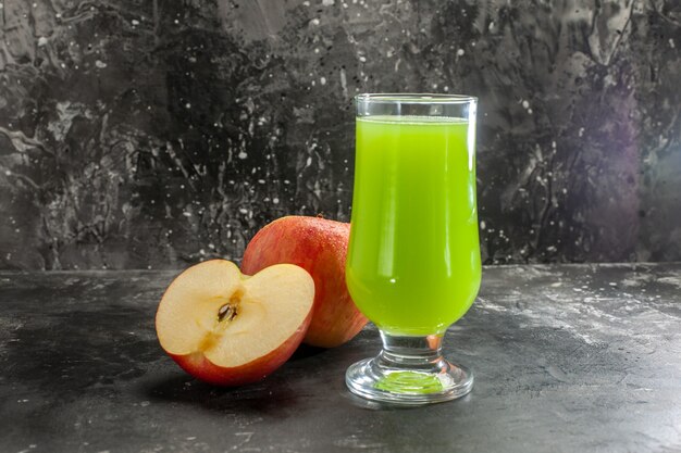 Vista frontale mele fresche con succo di mela verde su succo scuro foto frutta dolce vitamina matura albero colore pera