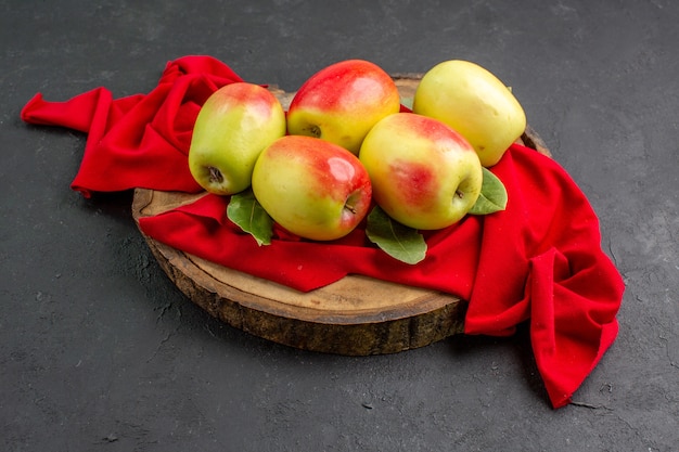 Vista frontale mele fresche frutti maturi su tessuto rosso e tavolo grigio albero da frutto fresco maturo