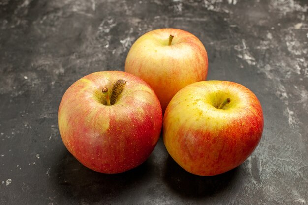 Vista frontale mele fresche su frutti scuri albero di vitamine mature succo morbido colore foto