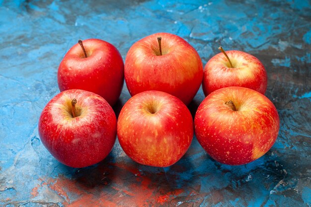 Vista frontale mele fresche su sfondo blu dieta salutare di colore dolce maturo