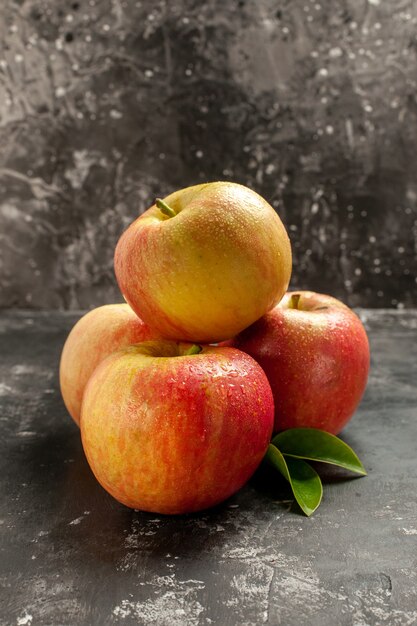 Vista frontale mele fresche sulla foto scura frutta dolce vitamina matura succo colore albero pera