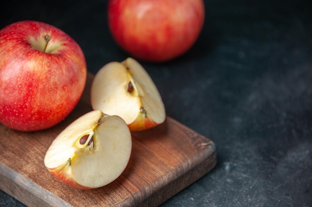 Vista frontale mele rosse fresche sullo sfondo scuro colore vitamine dolce pera mela cibo maturo