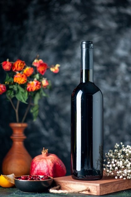 Vista frontale melograno vino sulla parete scura bere frutta alcol colore acido bar succo di vino