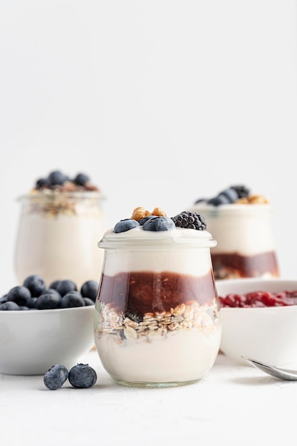 Vista frontale mix di yogurt con frutta, avena e marmellata