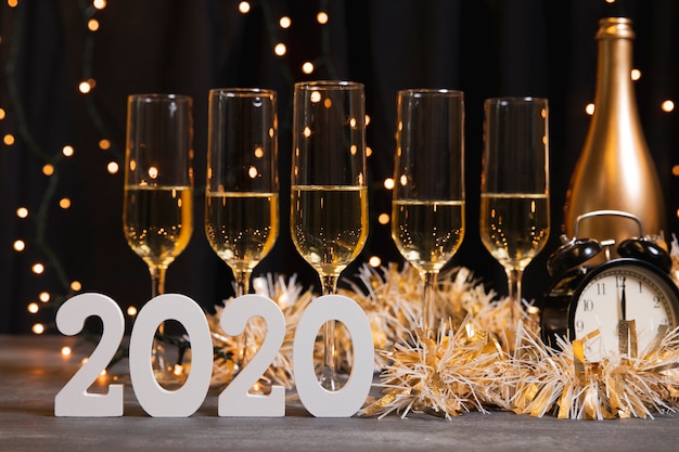 Vista frontale notte di capodanno con champagne