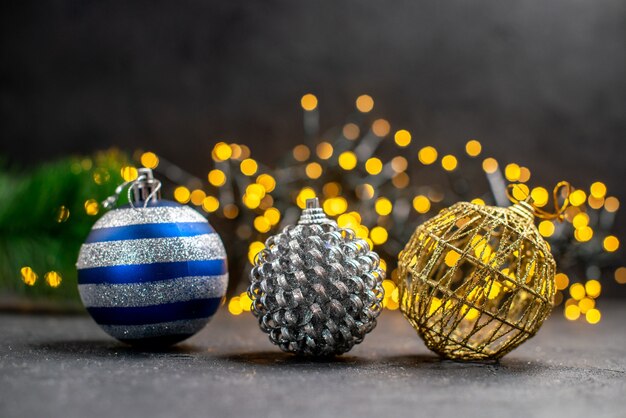 Vista frontale ornamenti dell'albero di natale luci dell'albero di natale su sfondo natale