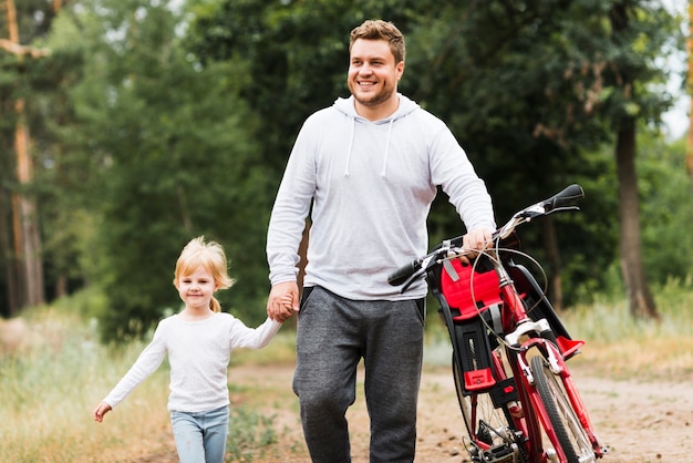 Vista frontale padre e figlia a piedi