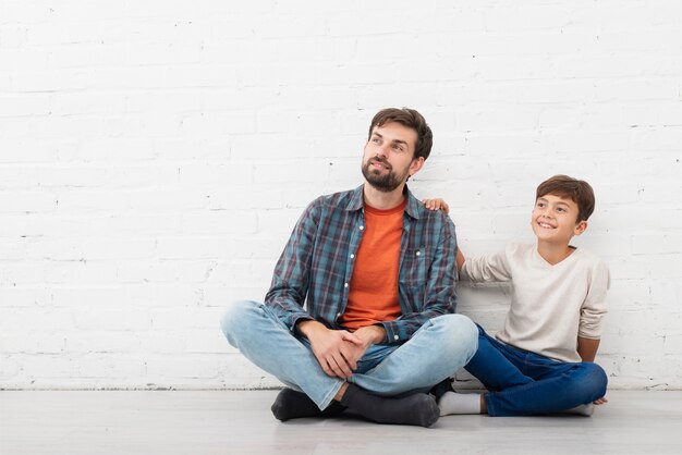 Vista frontale padre e figlio, guardando lontano