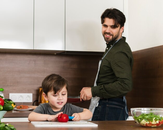 Vista frontale padre e figlio in cucina