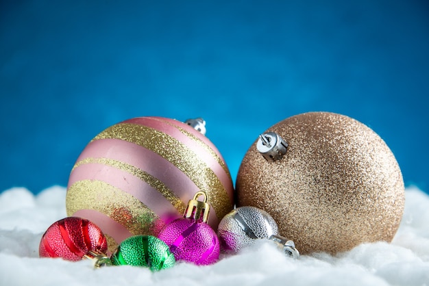 Vista frontale palline dell'albero di Natale di diverse dimensioni