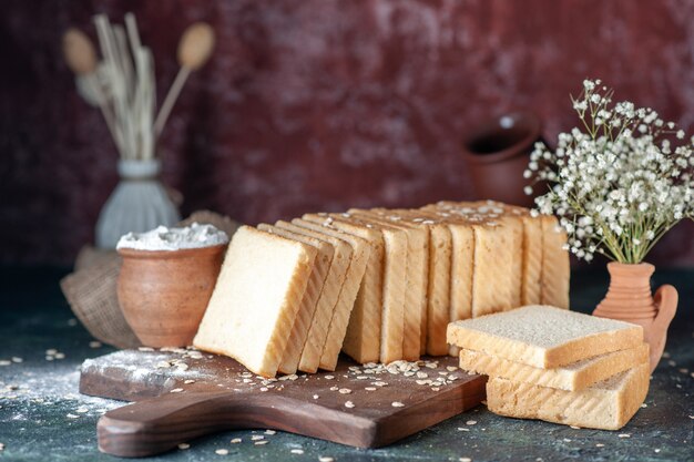 Vista frontale pane bianco a fette su sfondo scuro panetteria tè colazione cibo mattina pagnotta pasta panino pasticceria