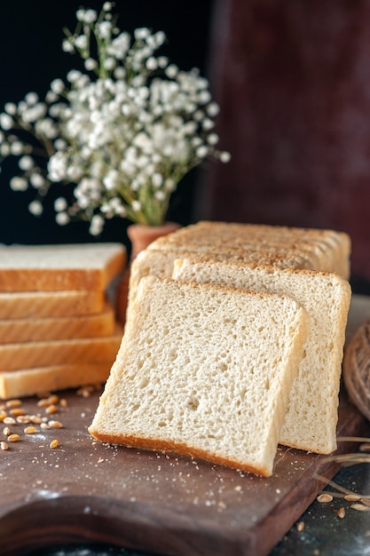 Vista frontale pane bianco a fette su sfondo scuro pasta per panini panetteria tè colazione pagnotta pasticceria mattutina