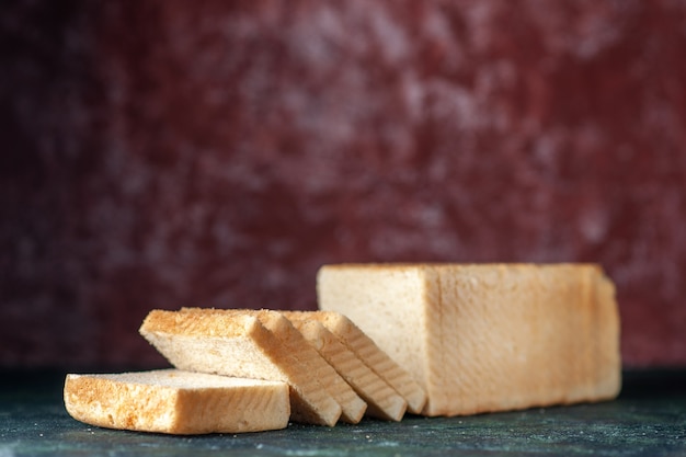 Vista frontale pane bianco affettato su sfondo rosso scuro colore pasta panino mattina pasticceria cibo colazione panetteria tè