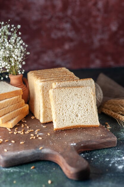 Vista frontale pane bianco affettato sullo sfondo scuro panino pasta panetteria tè cibo colazione pagnotta pasticceria mattutina