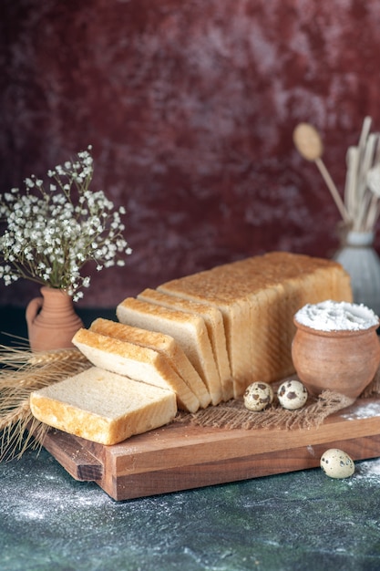 Vista frontale pane bianco su sfondo scuro tè colazione colore pasticceria panetteria mattina panino pasta cibo torta cuocere