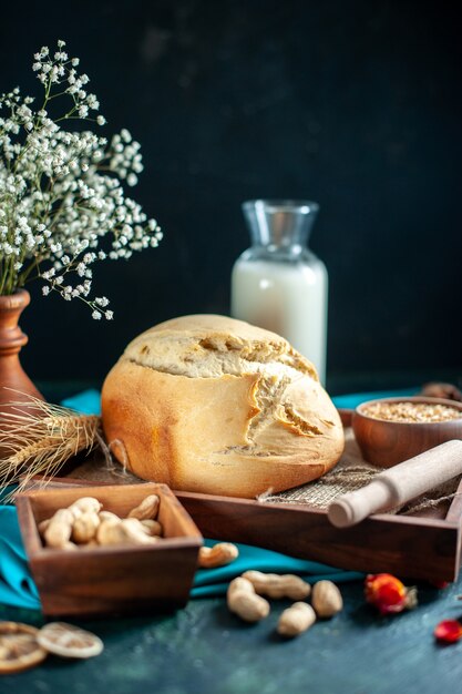 Vista frontale pane fresco con uova e latte su torta blu scuro per la colazione torta tè panino zucchero pasta biscotto cuocere