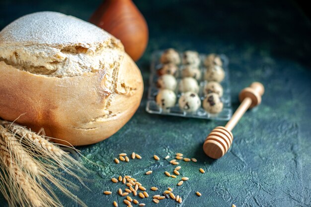 Vista frontale pane fresco con uova su torta di biscotto blu scuro torta di tè zucchero colazione cuocere la pasta bun