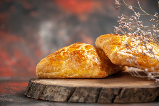 Vista frontale penovani khachapuri su tavola di legno su tavolo rosso scuro