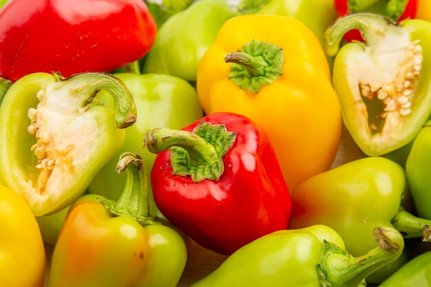 Vista frontale peperoni freschi all'interno della cornice su insalata di foto di piante mature di colore peperone vegetale bianco