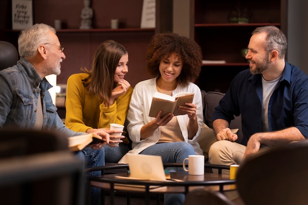 Vista frontale persone al club del libro