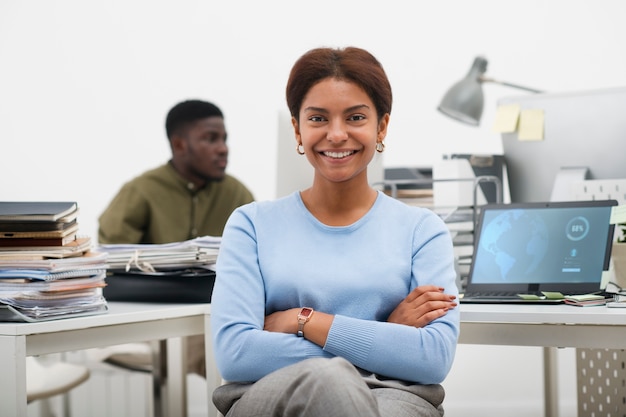 Vista frontale persone in posa al lavoro