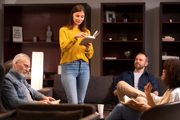 Vista frontale persone sedute al club del libro