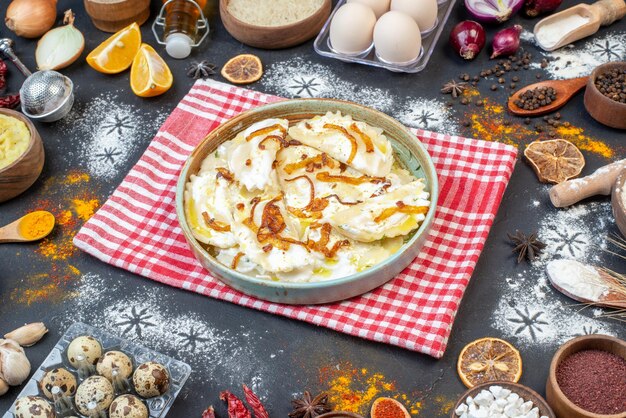 Vista frontale pezzi di pasta cotti con cipolle fritte e ingredienti diversi su sfondo scuro cena cibo olio pasto cucina foto piatto