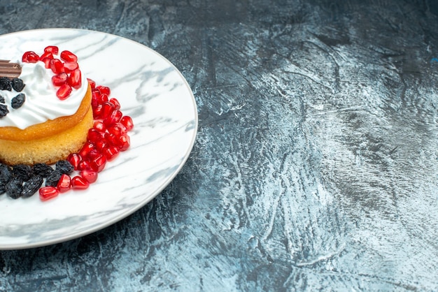 Vista frontale piccola deliziosa torta con cioccolato e uvetta su sfondo chiaro-scuro