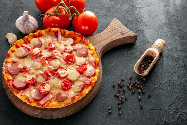 Vista frontale piccola pizza deliziosa con pomodori rossi freschi su insalata scura torta di pasta alimentare foto a colori fast-food