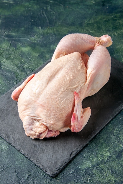 Vista frontale pollo crudo fresco su un pasto grigio carne animale foto cucina cibo pollo colore