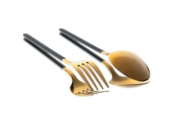 vista frontale posate d'oro cucchiaio e forchetta su sfondo bianco