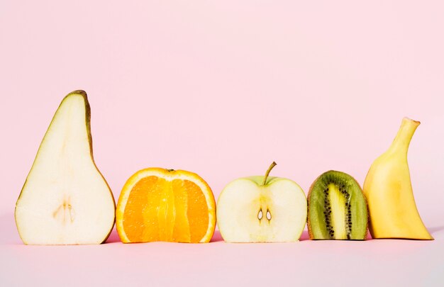 Vista frontale raccolta di frutta biologica